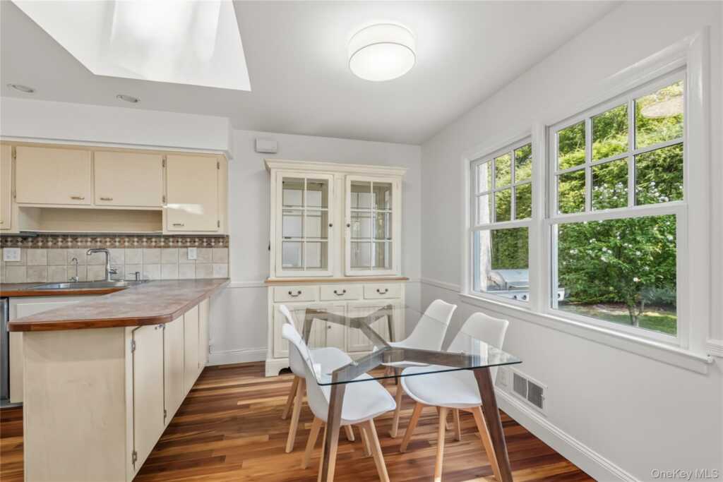 118 Winding Brook Road, New Rochelle, NY 10804 - Photo 6 of 23