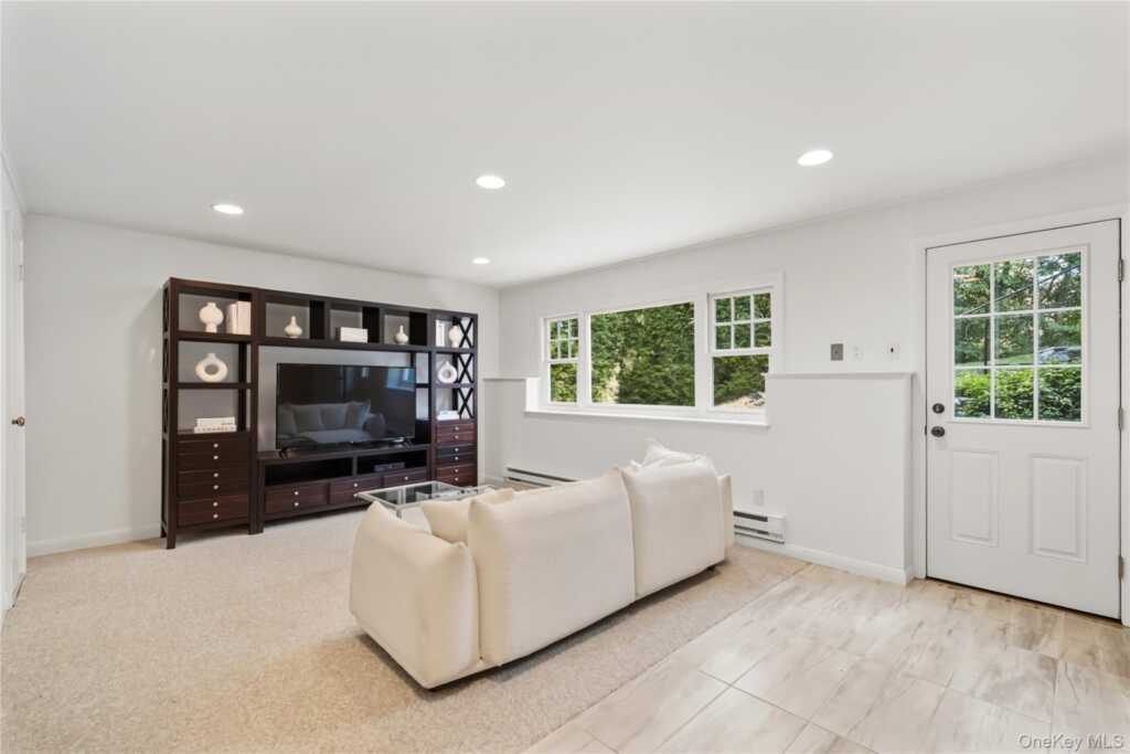 118 Winding Brook Road, New Rochelle, NY 10804 - Photo 8 of 23