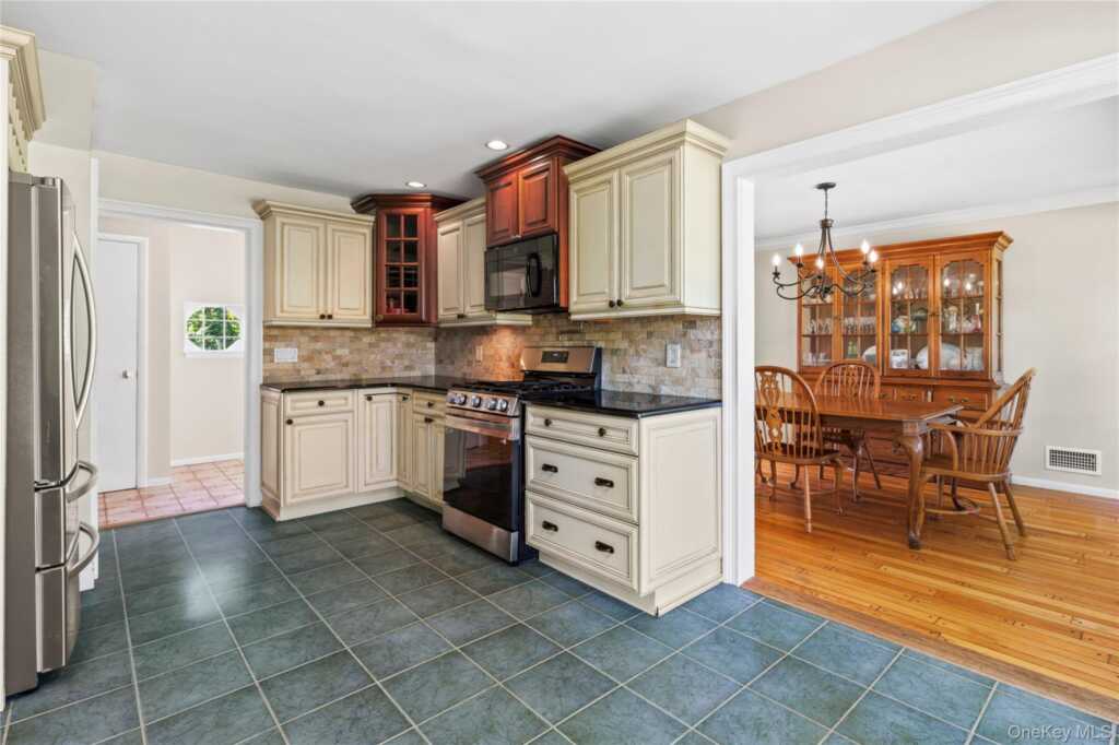4 Mark Drive, Rye, NY 10573 - Photo 11 of 47
