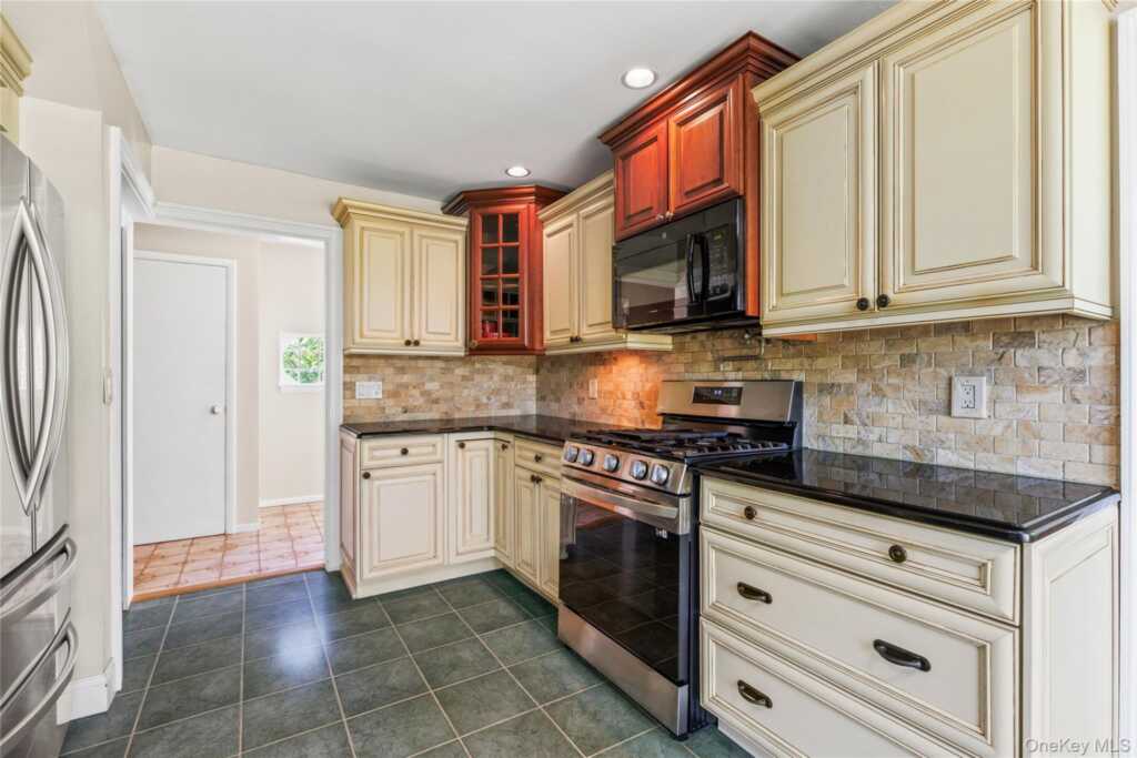 4 Mark Drive, Rye, NY 10573 - Photo 12 of 47
