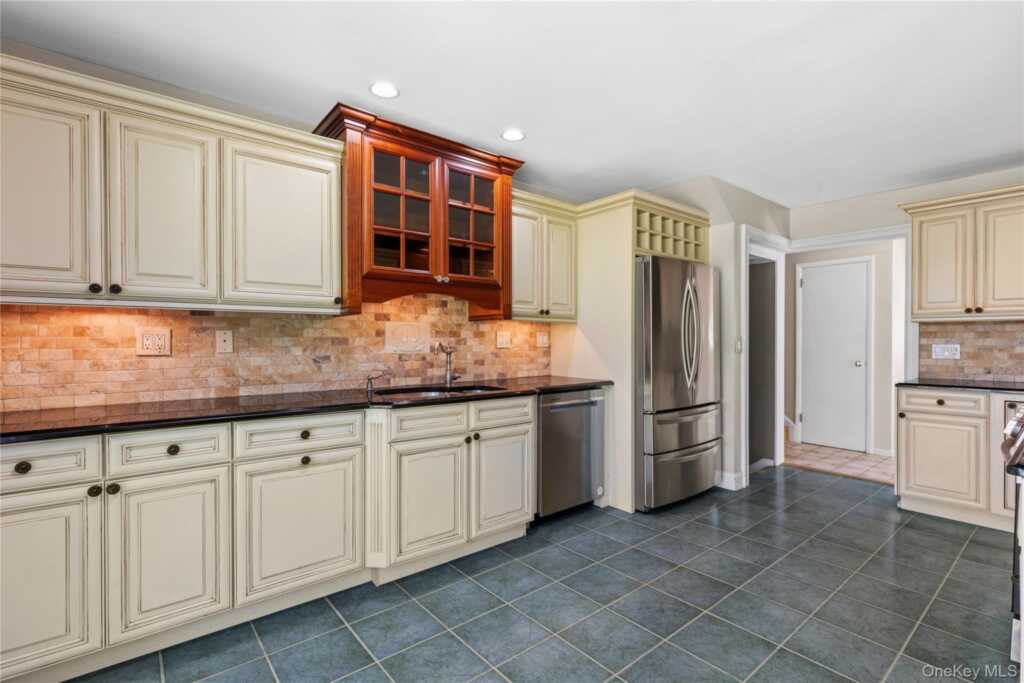 4 Mark Drive, Rye, NY 10573 - Photo 13 of 47