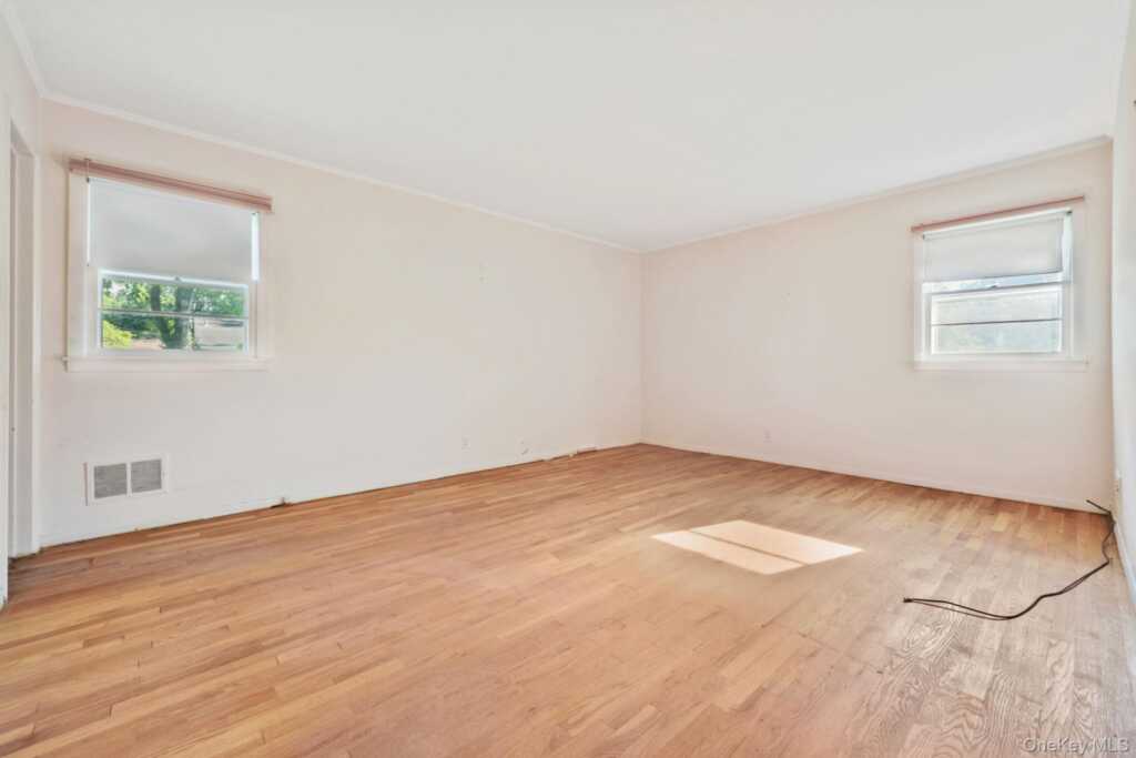 28 Hayhurst Road, New Rochelle, NY 10804 - Photo 13 of 26