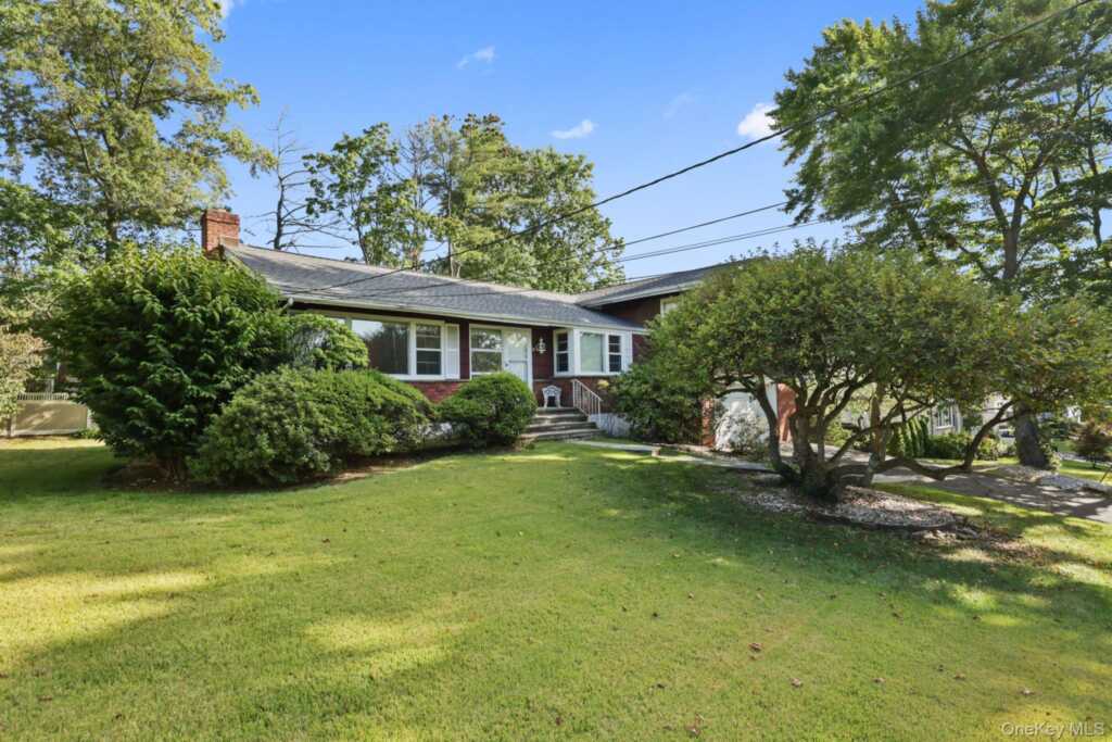 28 Hayhurst Road, New Rochelle, NY 10804 - Photo 2 of 26