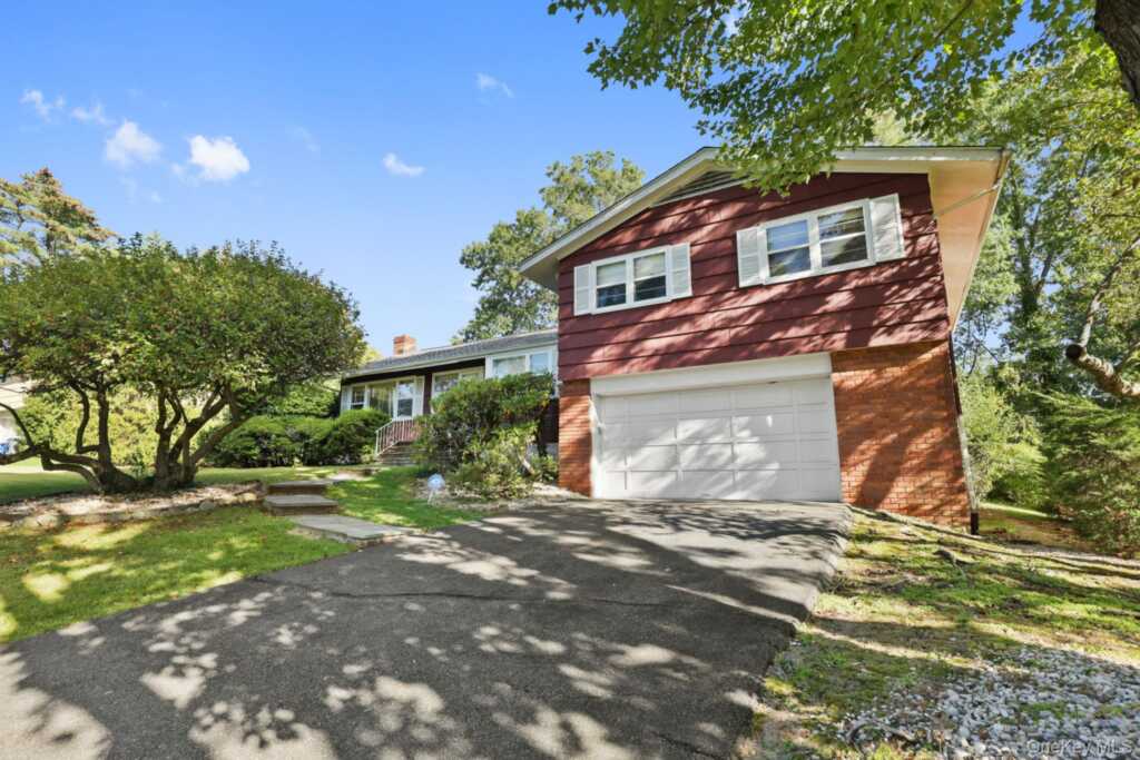 28 Hayhurst Road, New Rochelle, NY 10804 - Photo 3 of 26