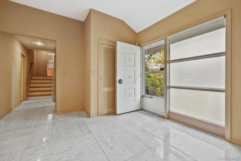 28 Hayhurst Road, New Rochelle, NY 10804 - Photo 4 of 26