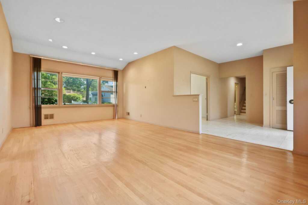 28 Hayhurst Road, New Rochelle, NY 10804 - Photo 5 of 26