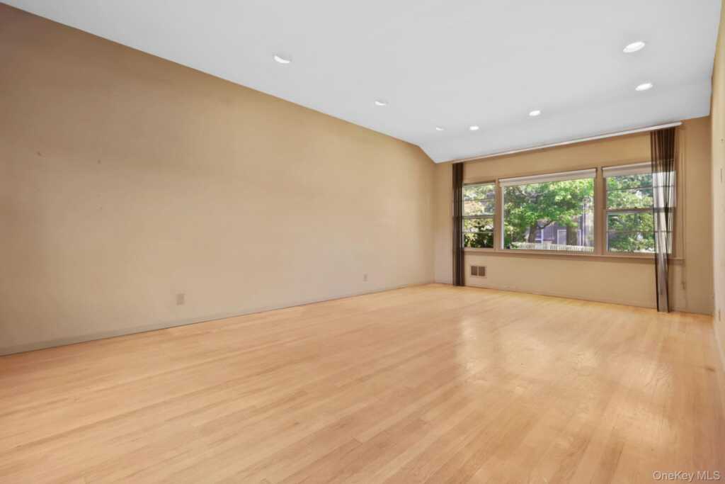 28 Hayhurst Road, New Rochelle, NY 10804 - Photo 7 of 26