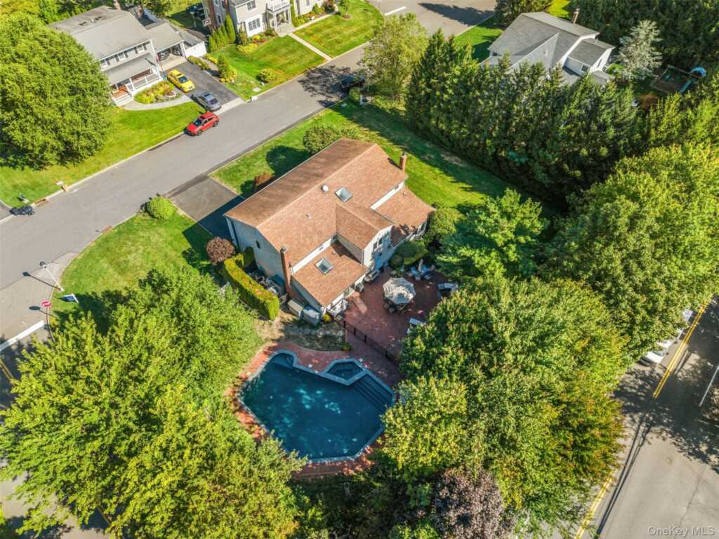 225 Country Ridge Road, New Rochelle, NY 10583 - Photo 3 of 29