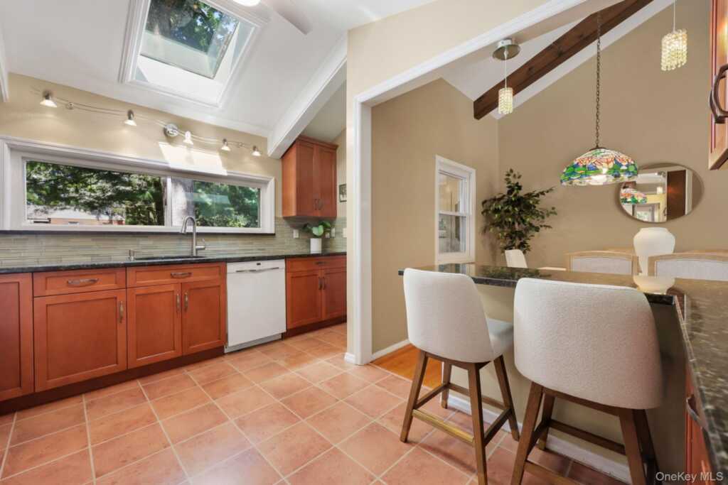 7 Crestwood Lane, New Rochelle, NY 10804 - Photo 13 of 41