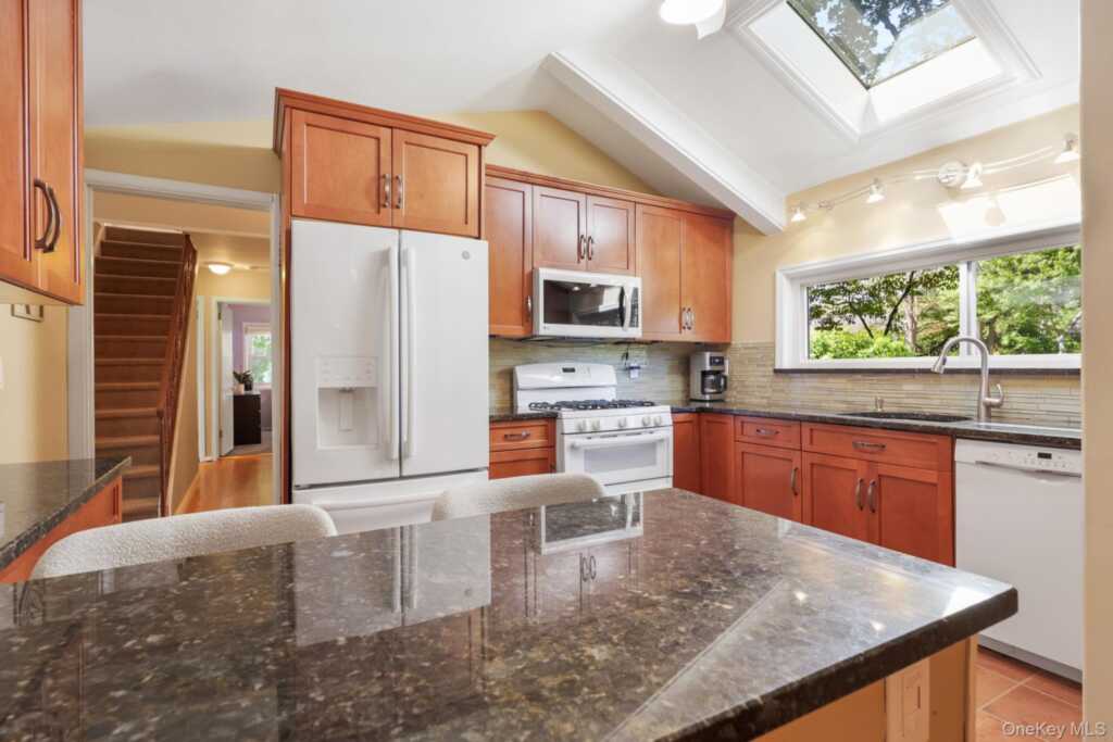 7 Crestwood Lane, New Rochelle, NY 10804 - Photo 14 of 41