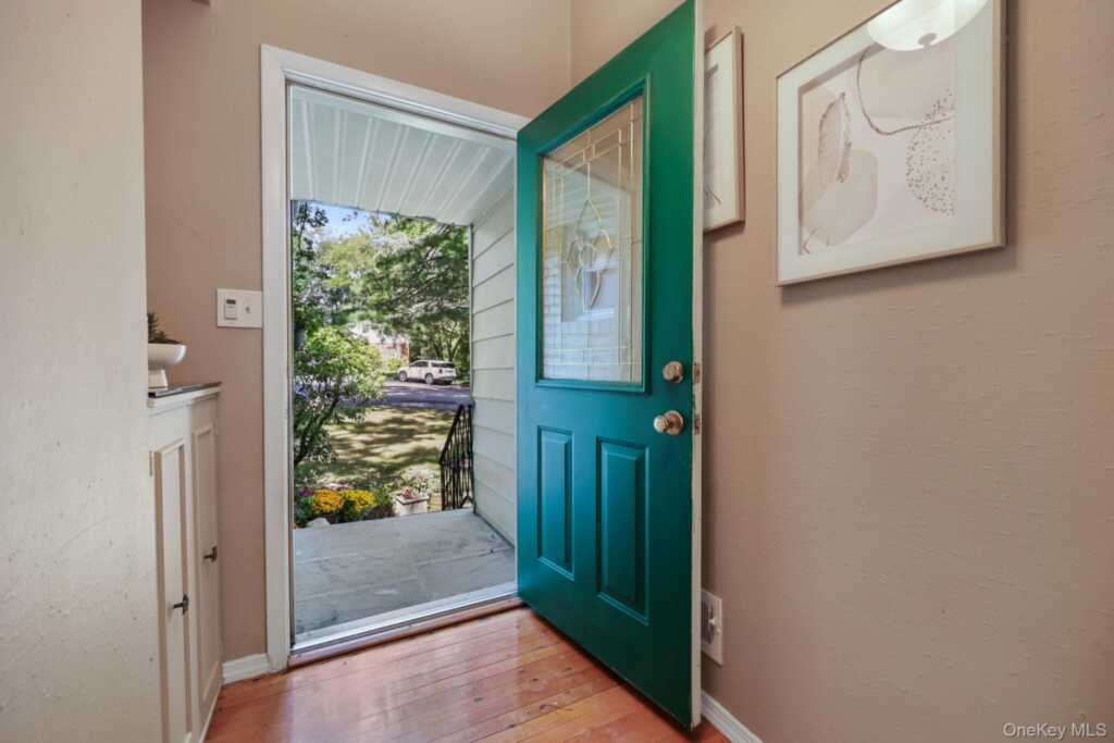 7 Crestwood Lane, New Rochelle, NY 10804 - Photo 2 of 41