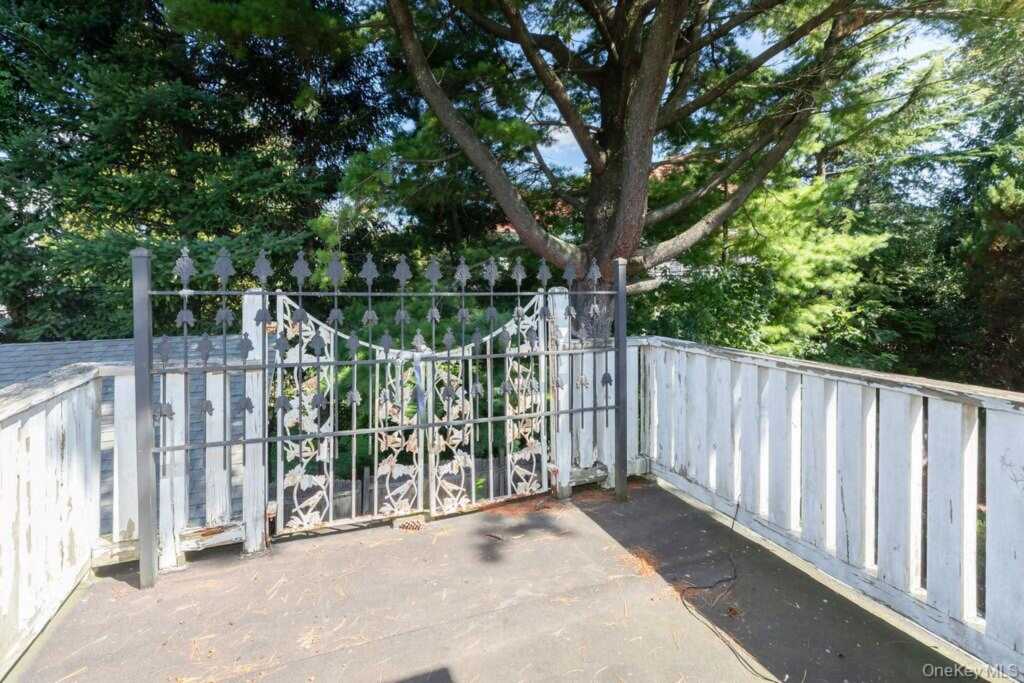 246 Weyman Avenue, New Rochelle, NY 10805 - Photo 11 of 48