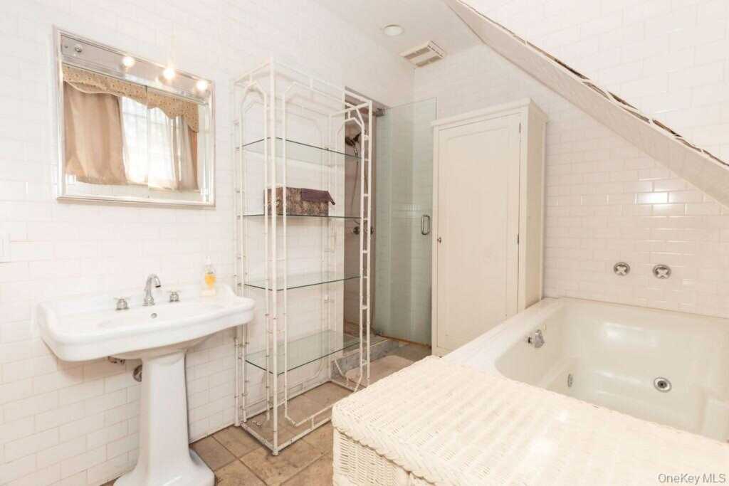 246 Weyman Avenue, New Rochelle, NY 10805 - Photo 16 of 48