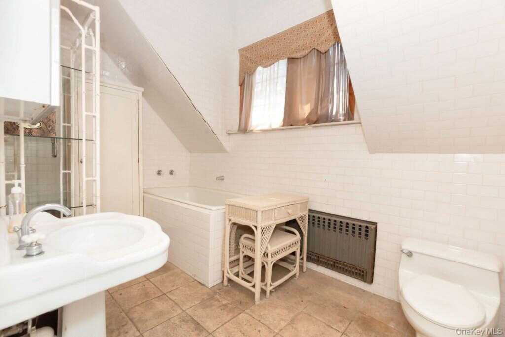 246 Weyman Avenue, New Rochelle, NY 10805 - Photo 17 of 48