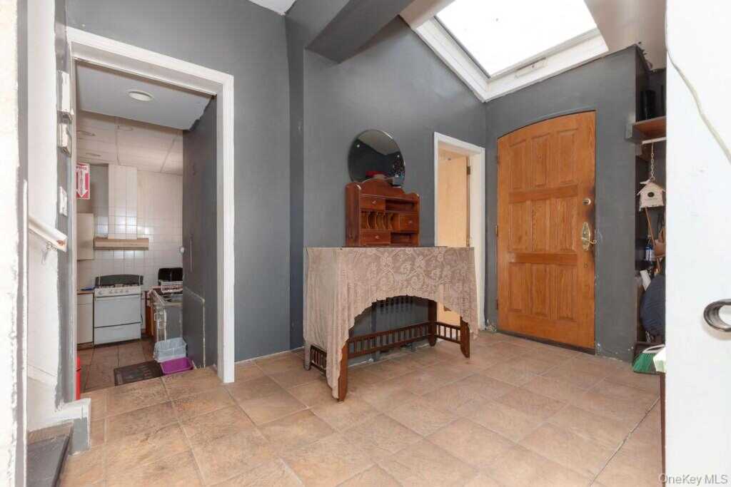 246 Weyman Avenue, New Rochelle, NY 10805 - Photo 3 of 48