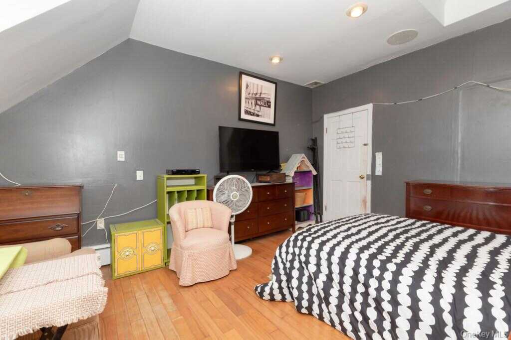 246 Weyman Avenue, New Rochelle, NY 10805 - Photo 4 of 48