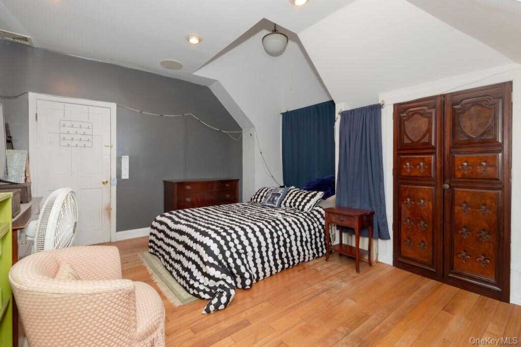 246 Weyman Avenue, New Rochelle, NY 10805 - Photo 5 of 48