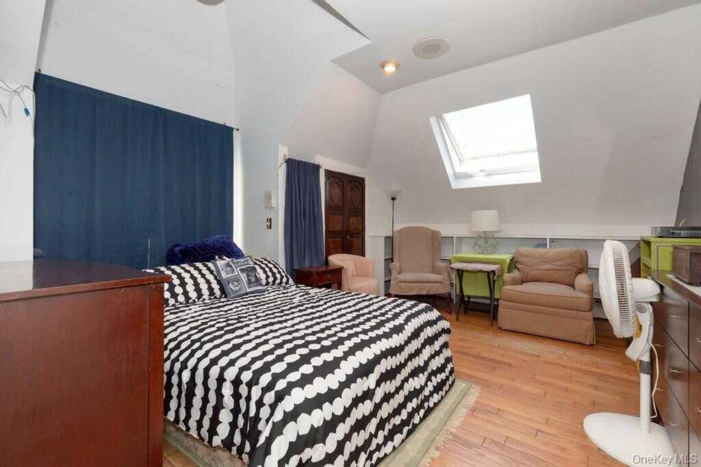 246 Weyman Avenue, New Rochelle, NY 10805 - Photo 6 of 48