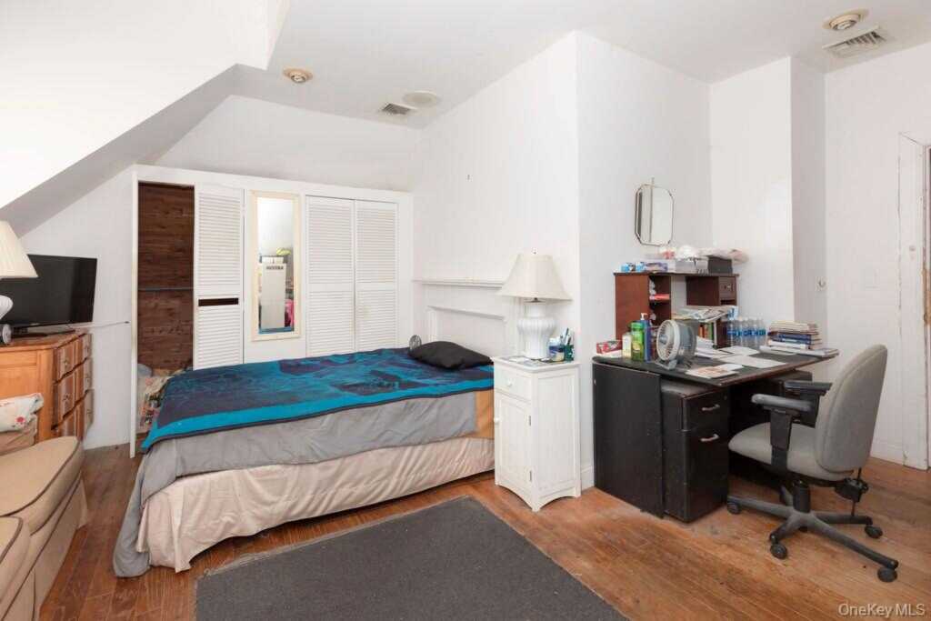 246 Weyman Avenue, New Rochelle, NY 10805 - Photo 8 of 48