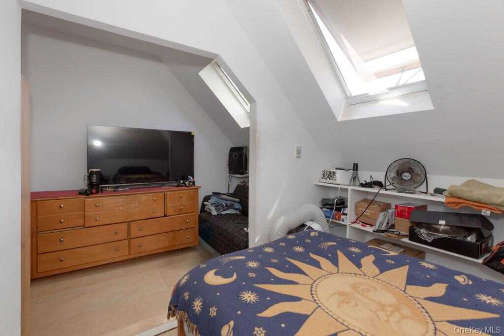 246 Weyman Avenue, New Rochelle, NY 10805 - Photo 9 of 48