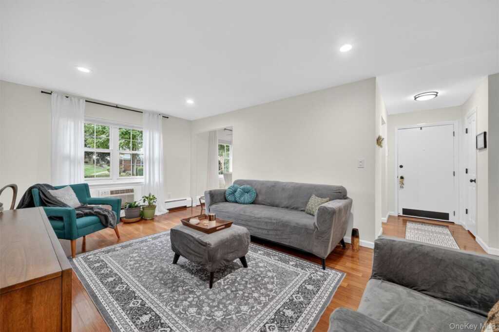 218 Doxbury Lane, Suffern, NY 10901 - Photo 4 of 20