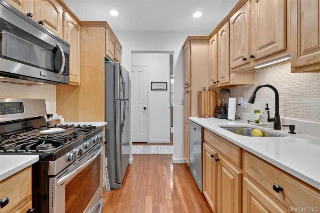 218 Doxbury Lane, Suffern, NY 10901 - Photo 8 of 20