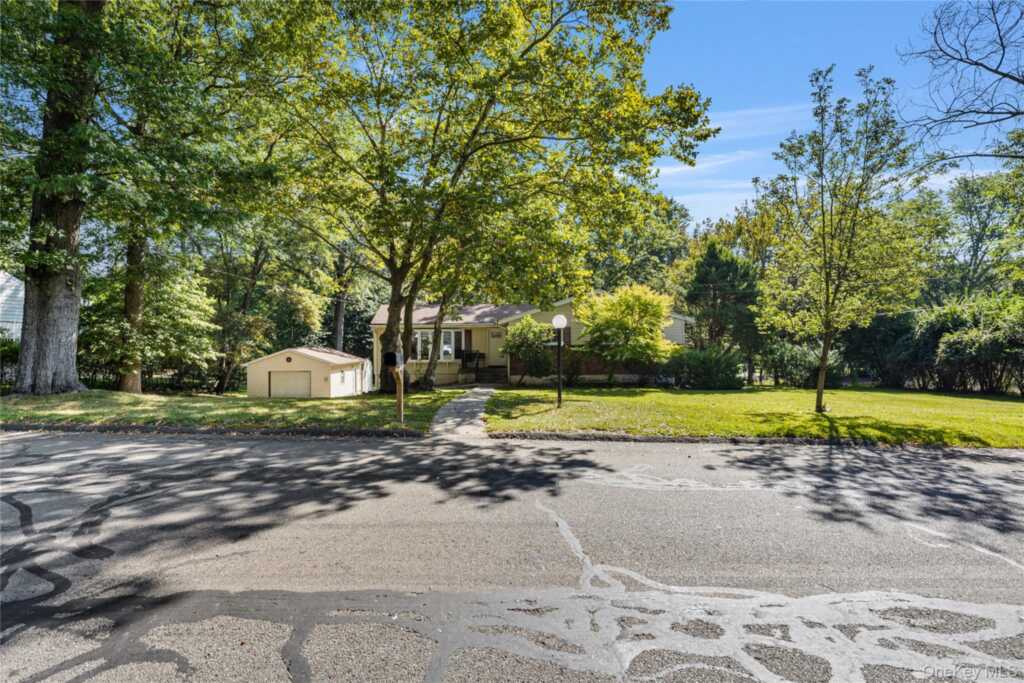 4 Dalewood Drive, Suffern, NY 10901 - Photo 2 of 23