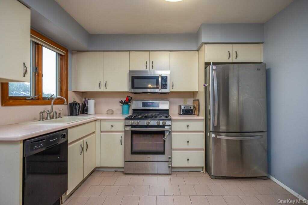 363 Gilbert Avenue, Pearl River, NY 10965 - Photo 14 of 25