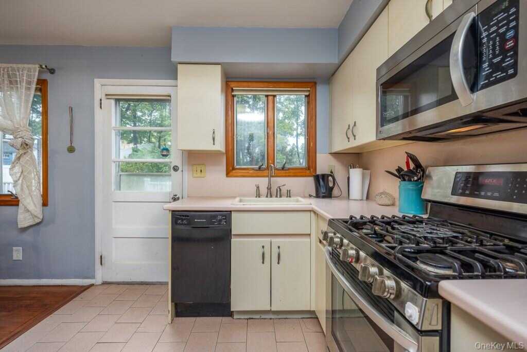 363 Gilbert Avenue, Pearl River, NY 10965 - Photo 16 of 25