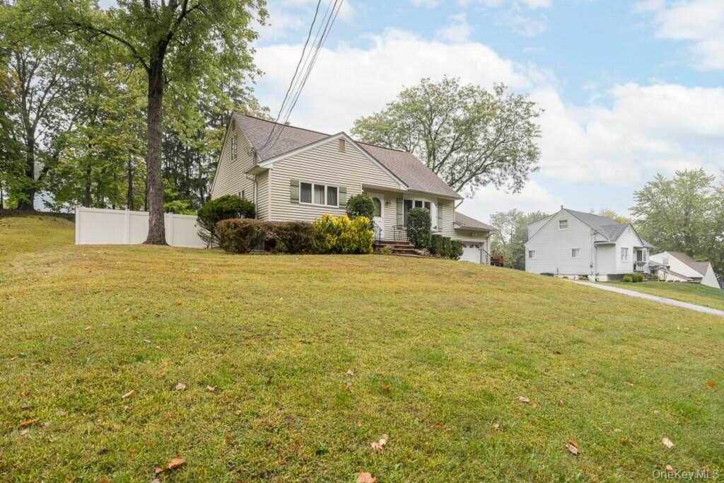 363 Gilbert Avenue, Pearl River, NY 10965 - Photo 2 of 25