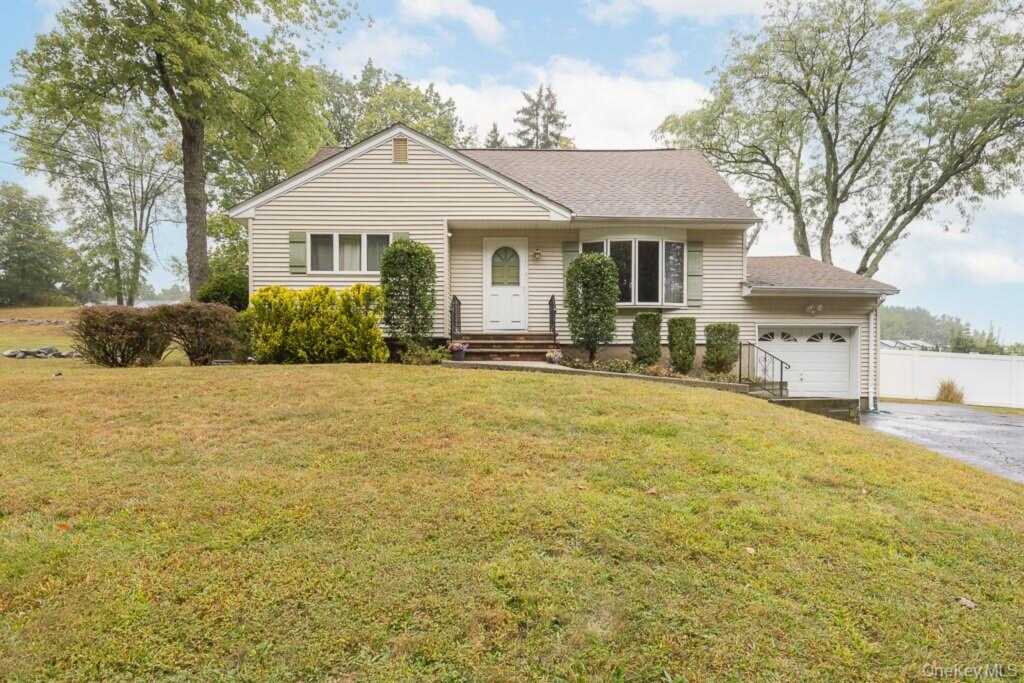 363 Gilbert Avenue, Pearl River, NY 10965 - Photo 4 of 25