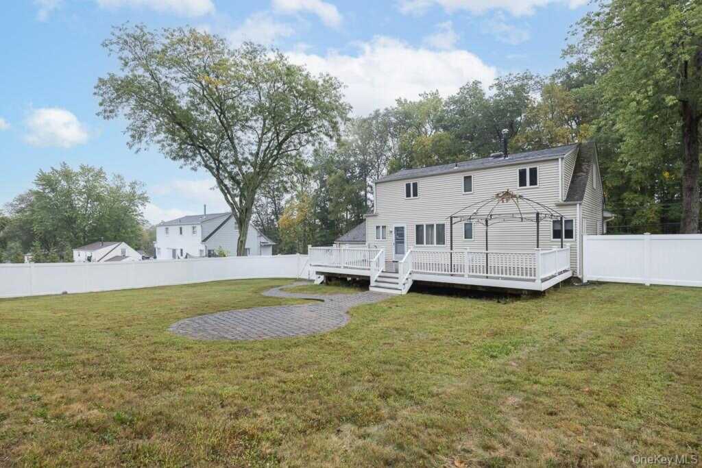 363 Gilbert Avenue, Pearl River, NY 10965 - Photo 6 of 25