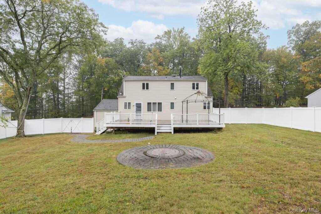 363 Gilbert Avenue, Pearl River, NY 10965 - Photo 7 of 25