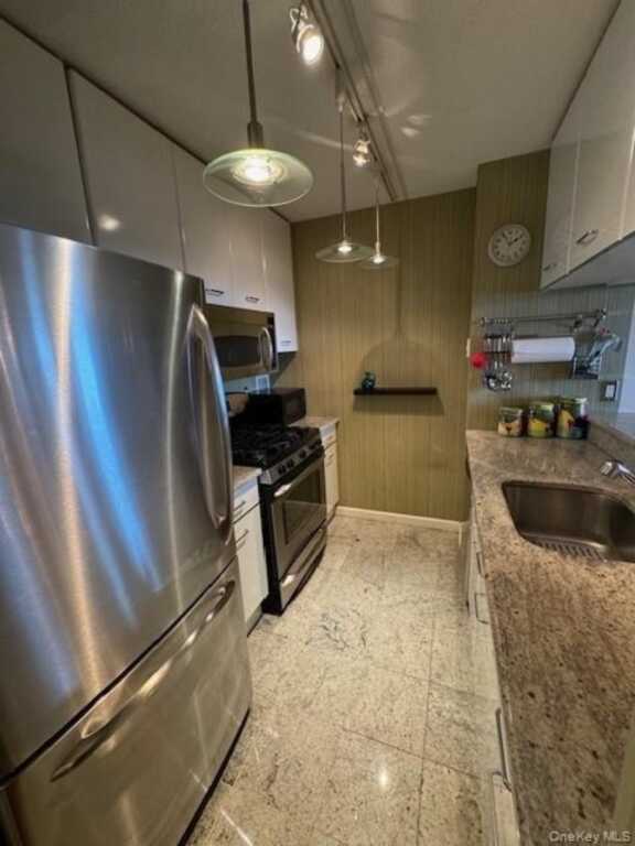 4 Martine Avenue, Unit #1402, White Plains, NY 10606