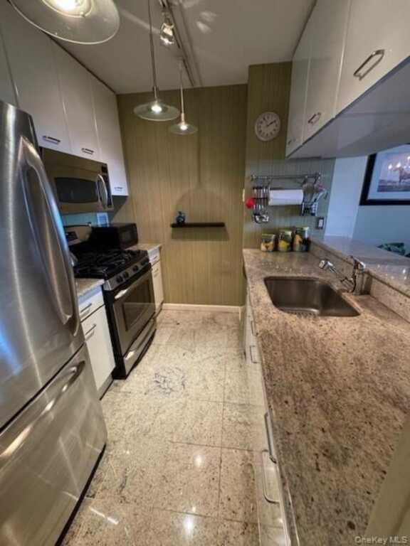 4 Martine Avenue, Unit #1402, White Plains, NY 10606 - Photo 2 of 27