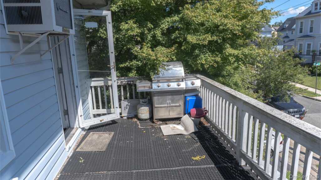 20 Pelhamside Drive, New Rochelle, NY 10801 - Photo 17 of 28