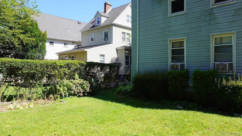 20 Pelhamside Drive, New Rochelle, NY 10801 - Photo 2 of 28