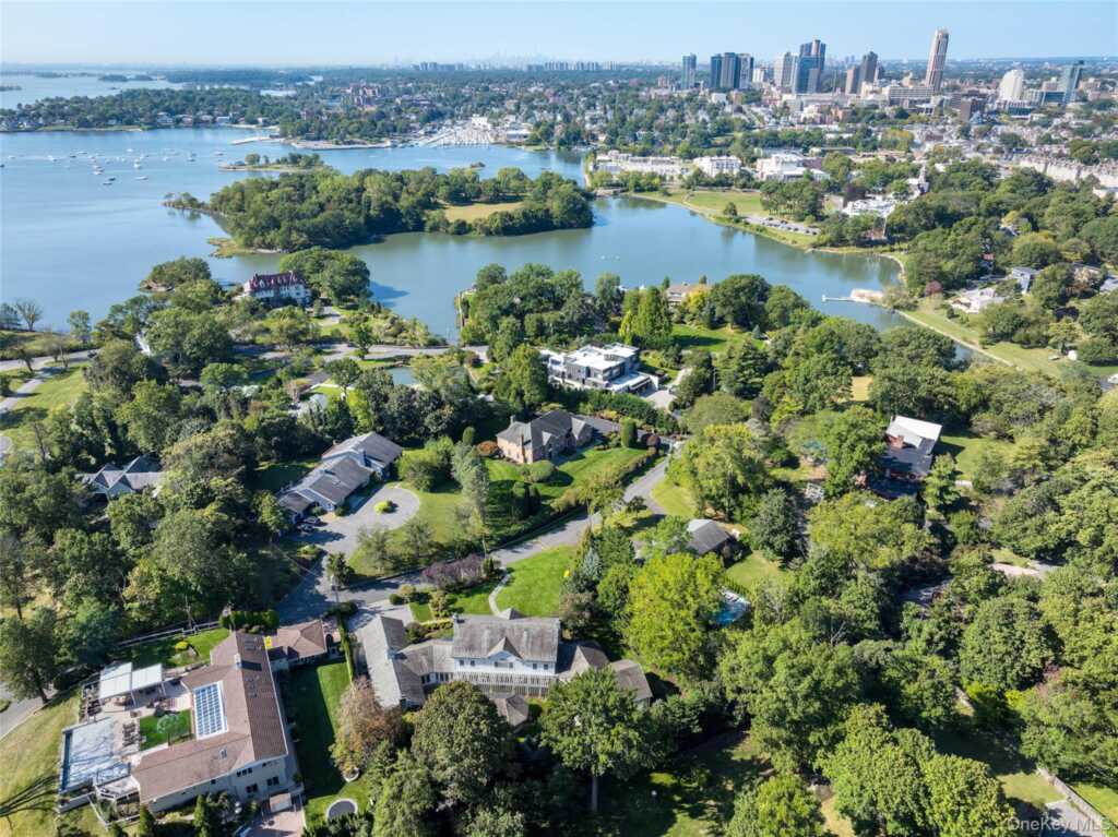 63 Premium Point, New Rochelle, NY 10801 - Photo 3 of 28