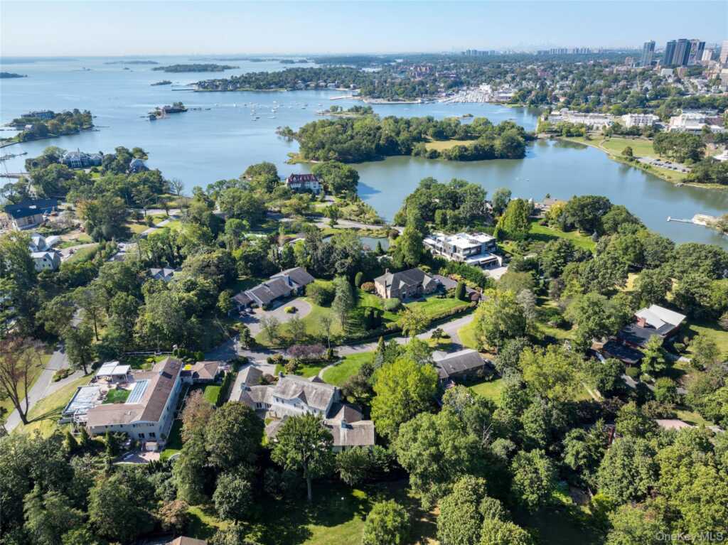 63 Premium Point, New Rochelle, NY 10801 - Photo 4 of 28