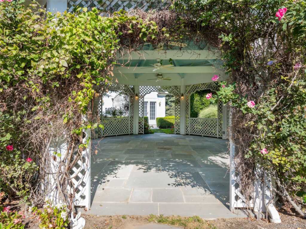 63 Premium Point, New Rochelle, NY 10801 - Photo 6 of 28