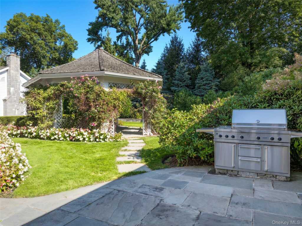 63 Premium Point, New Rochelle, NY 10801 - Photo 8 of 28