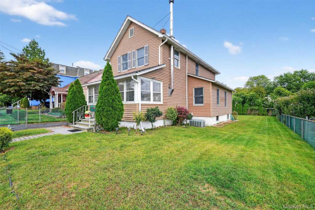 24 Rockland Terrace, Suffern, NY 10901 - Photo 4 of 46