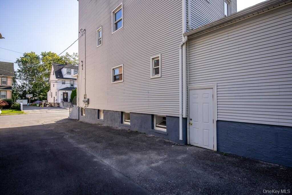 299 Sickles Avenue, New Rochelle, NY 10801 - Photo 10 of 32
