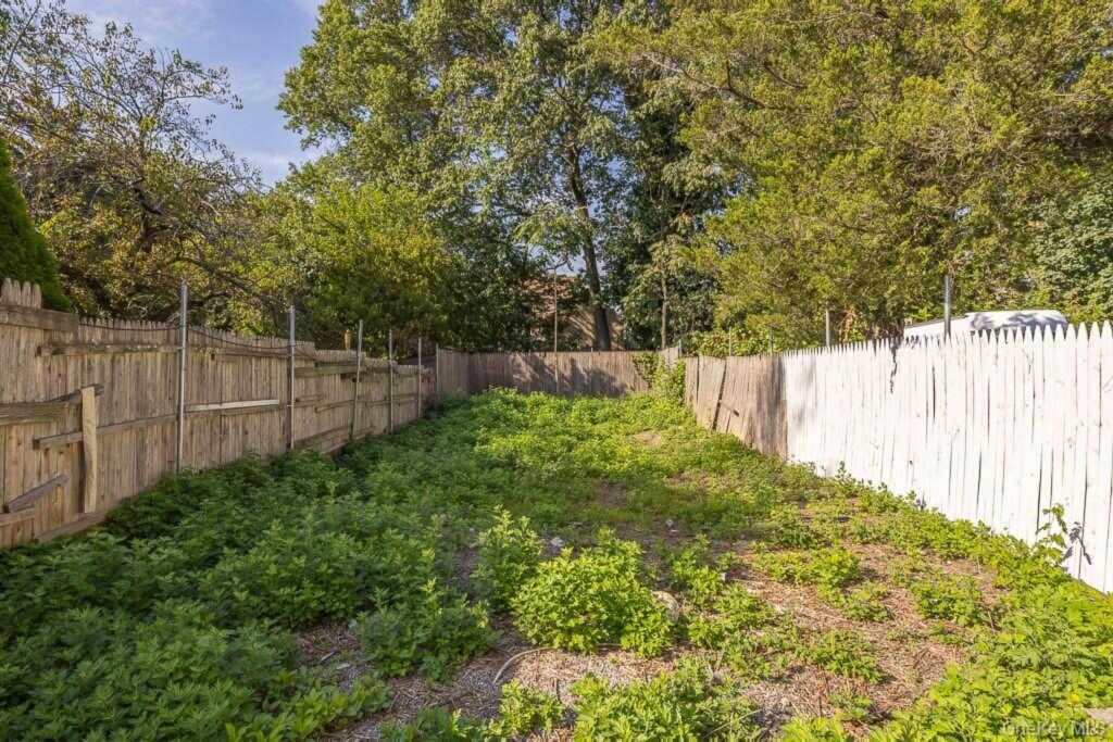 299 Sickles Avenue, New Rochelle, NY 10801 - Photo 6 of 32