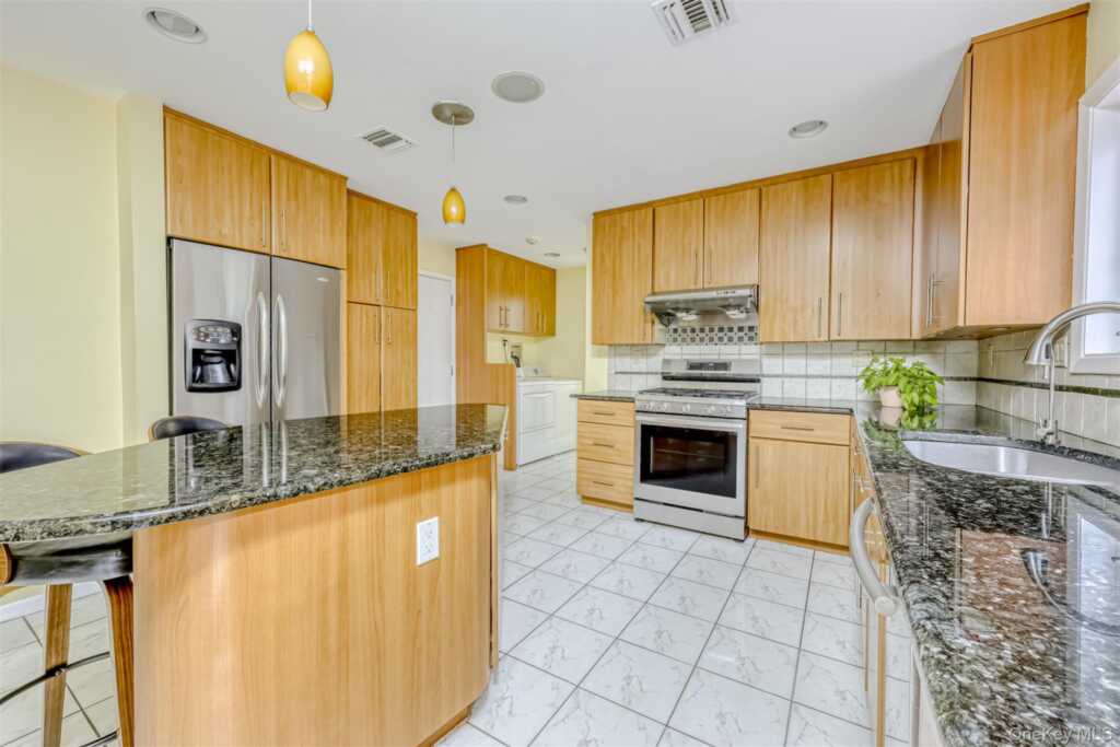 6 Debra Court, New City, NY 10956 - Photo 9 of 27