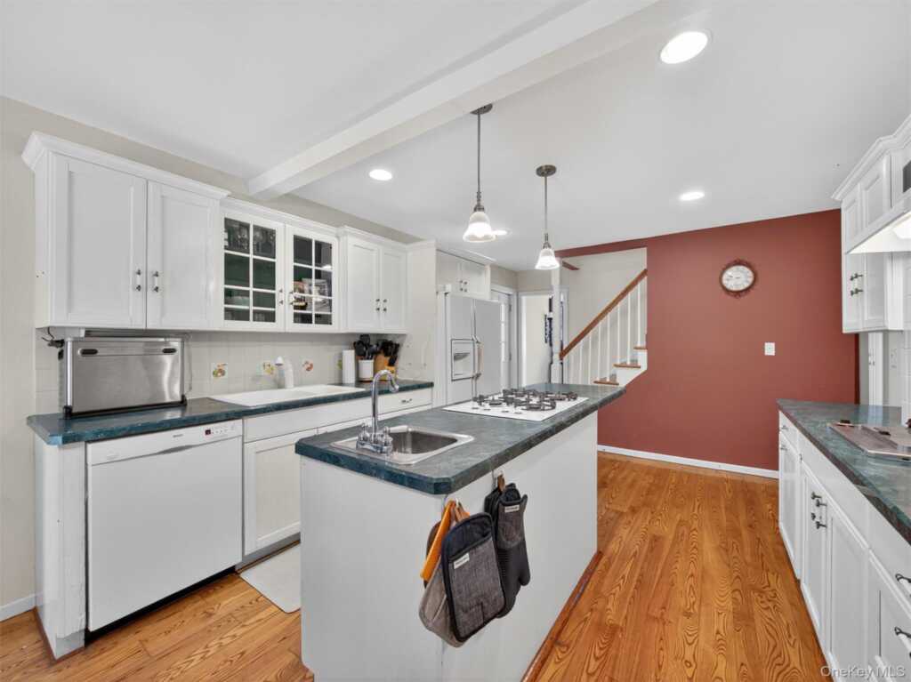 38 Van Buren Street, Pearl River, NY 10965 - Photo 2 of 48