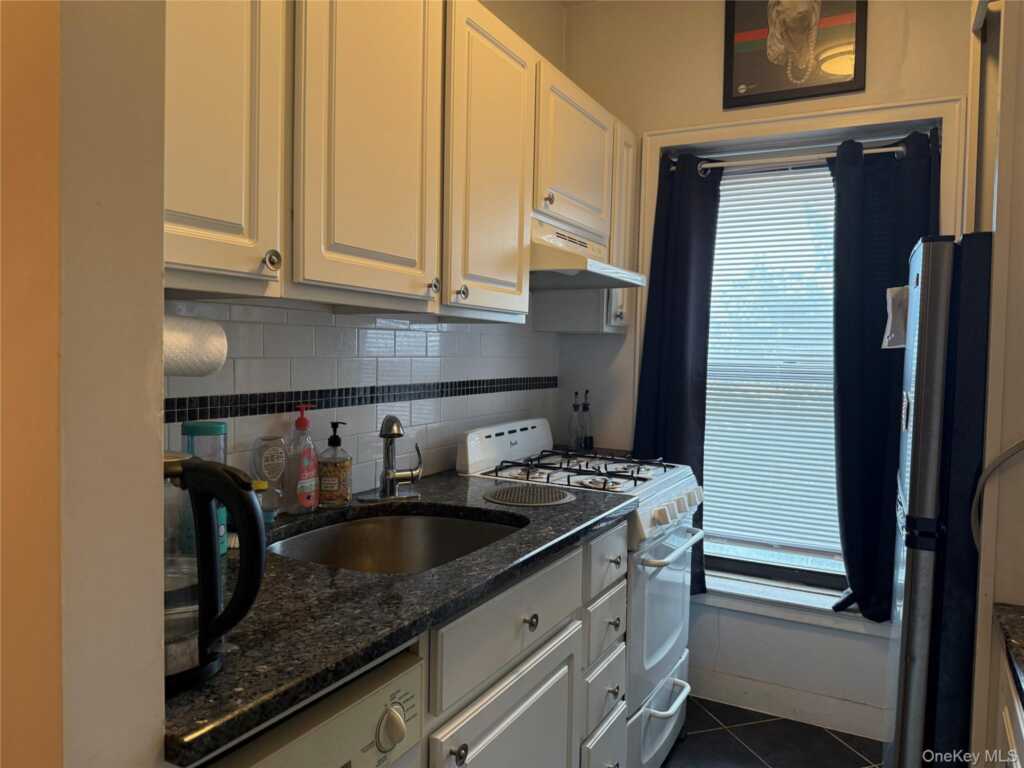 30 Clinton Place, Unit #3A, New Rochelle, NY 10801 - Photo 2 of 5