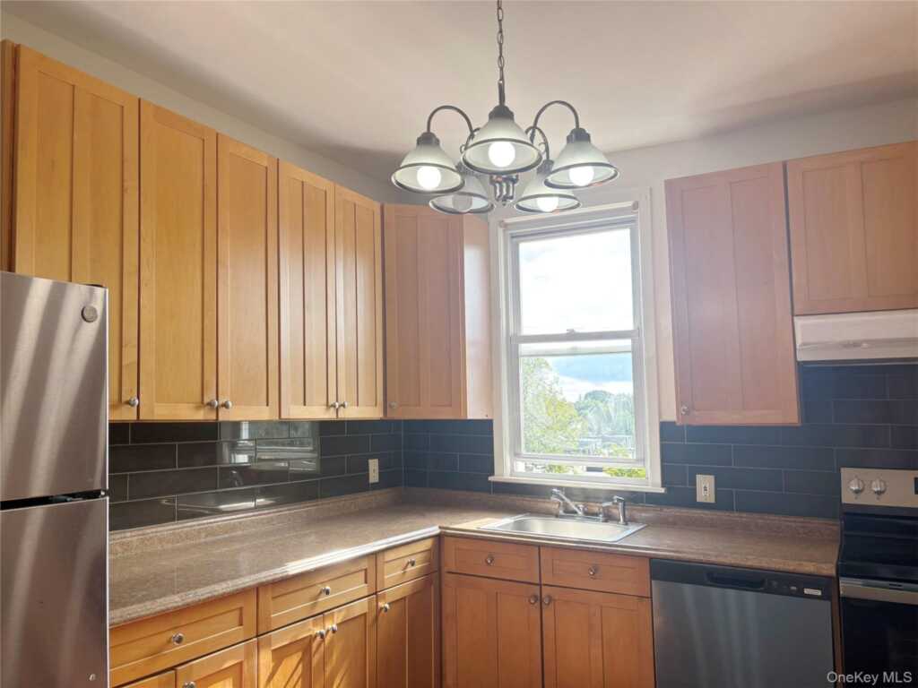 4 Bancker Place, Unit #2, New Rochelle, NY 10805 - Photo 6 of 17