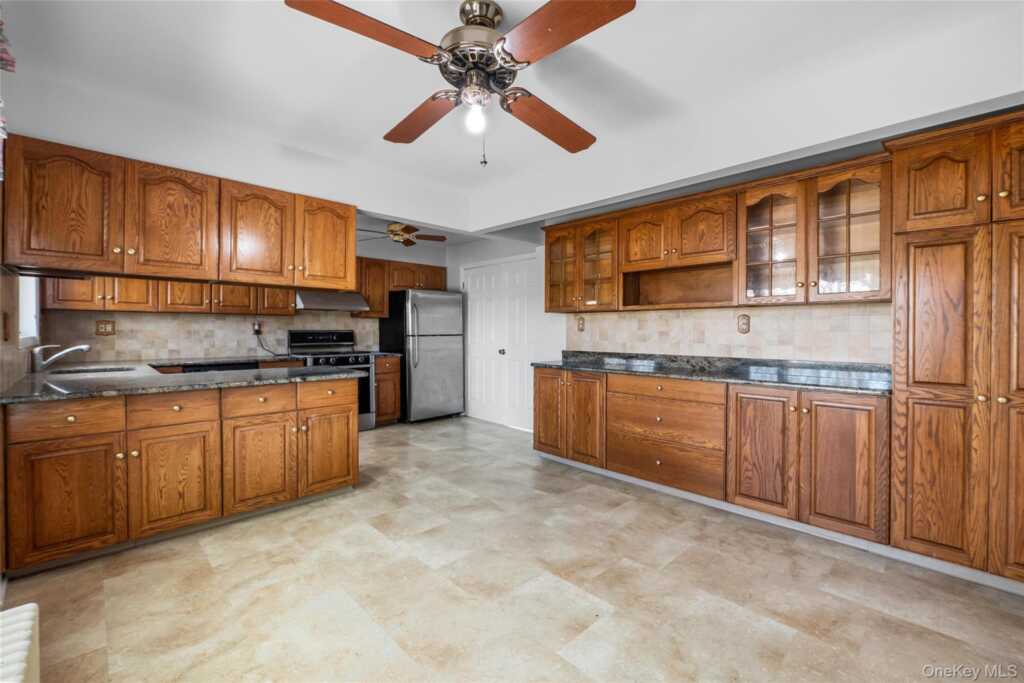 515 Mountainview Avenue, Valley Cottage, NY 10989 - Photo 14 of 48