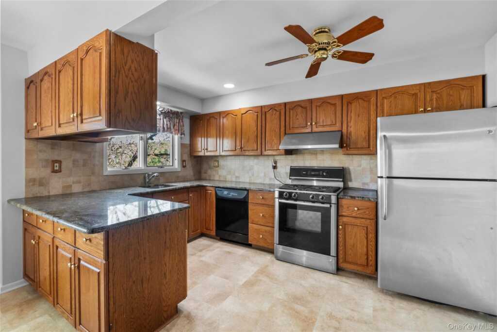 515 Mountainview Avenue, Valley Cottage, NY 10989 - Photo 17 of 48